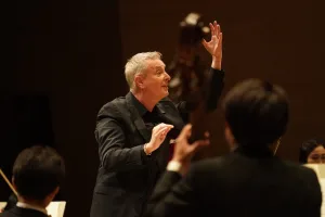 指揮台に立ったアレクサンダー・リープライヒ　©️山口敦