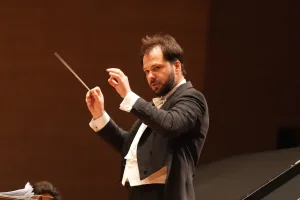ウィーン交響楽団の日本公演で指揮台に立つのは、首席指揮者のペトル・ポペルカ　©︎Junichiro Matsuo
