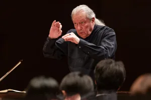 桂冠指揮者のシルヴァン・カンブルランが指揮台に立った