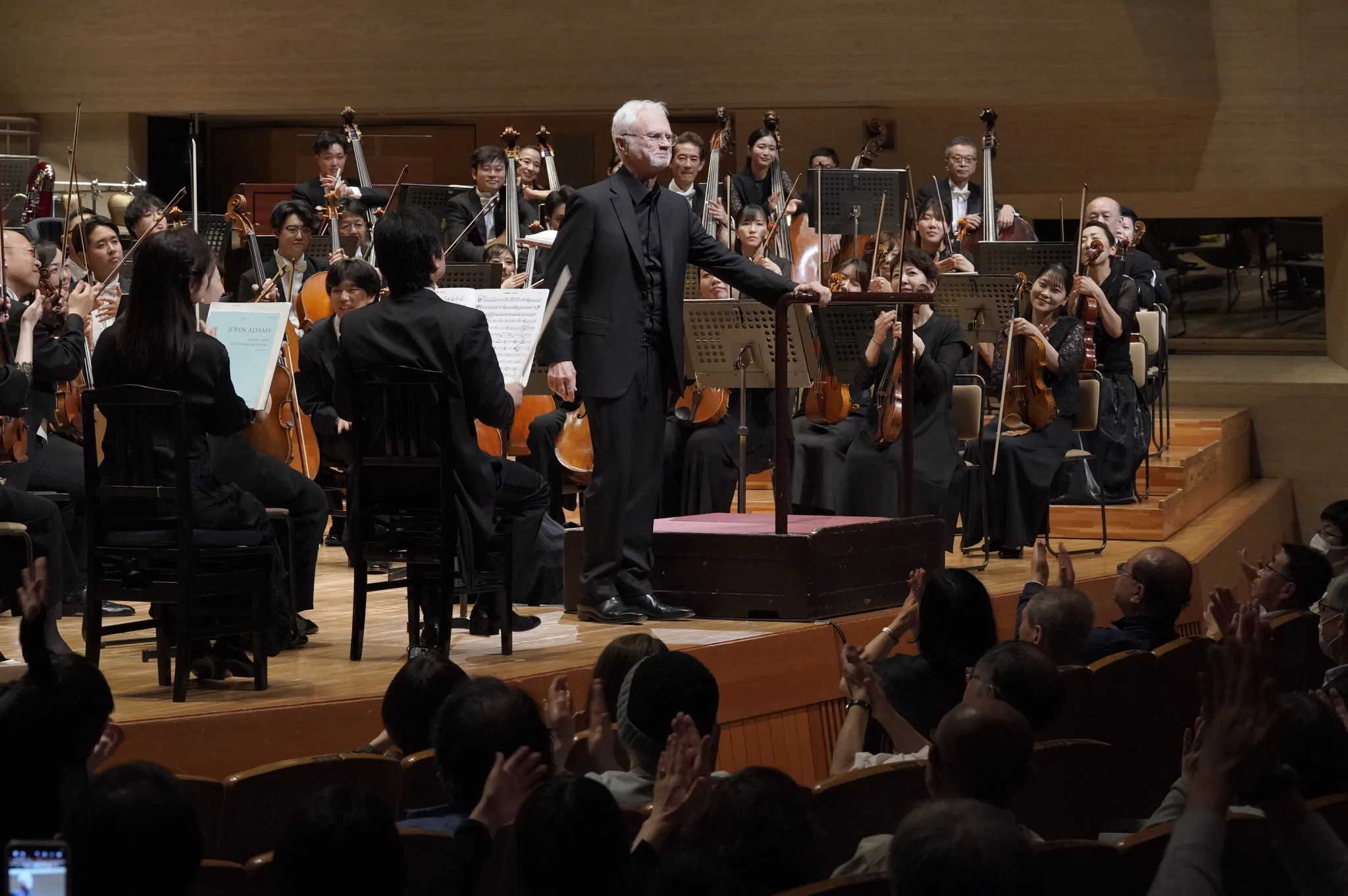 ジョン・アダムズが、都響と24年1月以来の再共演を果たした