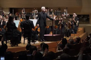 ジョン・アダムズが、都響と24年1月以来の再共演を果たした