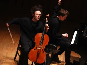 ニコラ・アルトシュテット(チェロ)が、ヨーナス・アホネン(ピアノ)とデュオで共演した