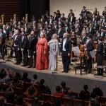 東京・春・音楽祭「グレの歌」より。舞台にひしめき合うように並ぶ大編成のオーケストラ