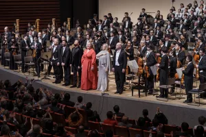 東京・春・音楽祭「グレの歌」より。舞台にひしめき合うように並ぶ大編成のオーケストラ