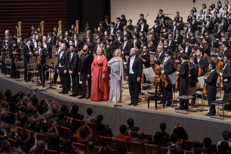 東京・春・音楽祭「グレの歌」より。舞台にひしめき合うように並ぶ大編成のオーケストラ