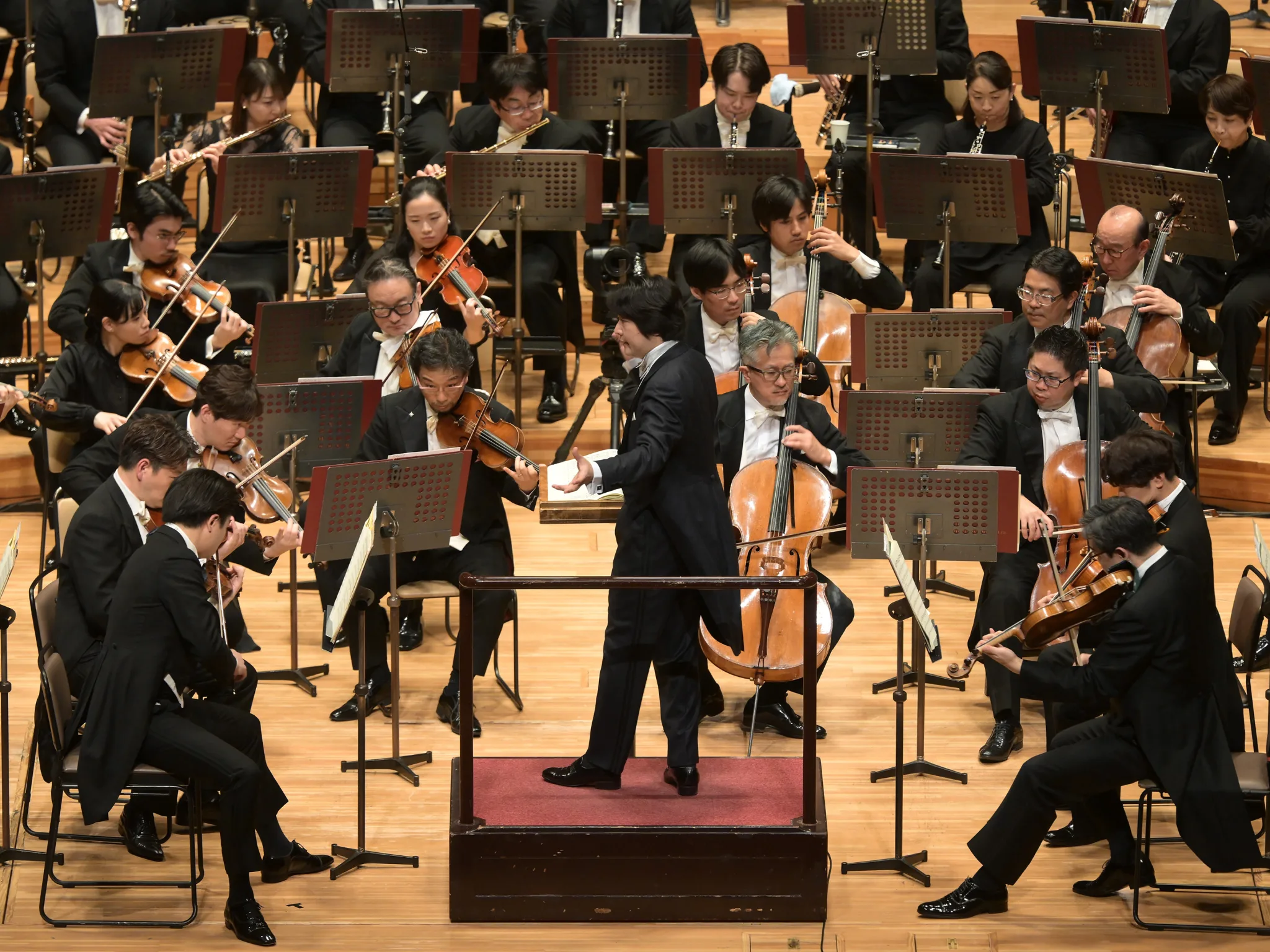須賀田礒太郎の「交響的序曲」は、山田＆N響が優れた演奏で作品を再現