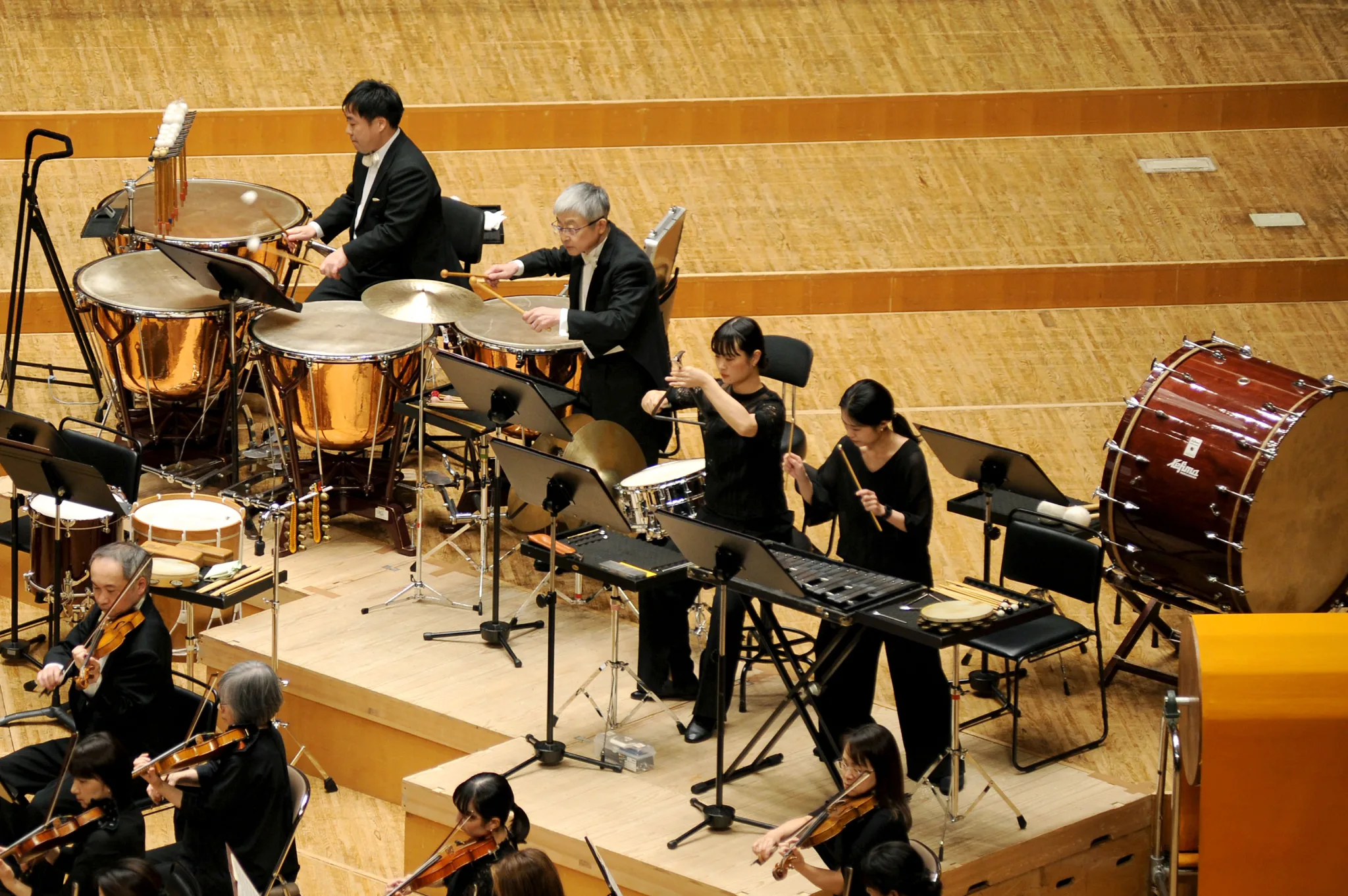 さまざまな打楽器が登場し、作品の世界観を華やかに演出した