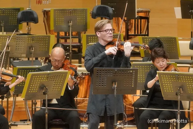 東京都交響楽団のアーティスト・イン・レジデンスに就任したペッカ・クーシストが指揮&ヴァイオリンを務めた　写真提供／東京都交響楽団　（C）堀田力丸