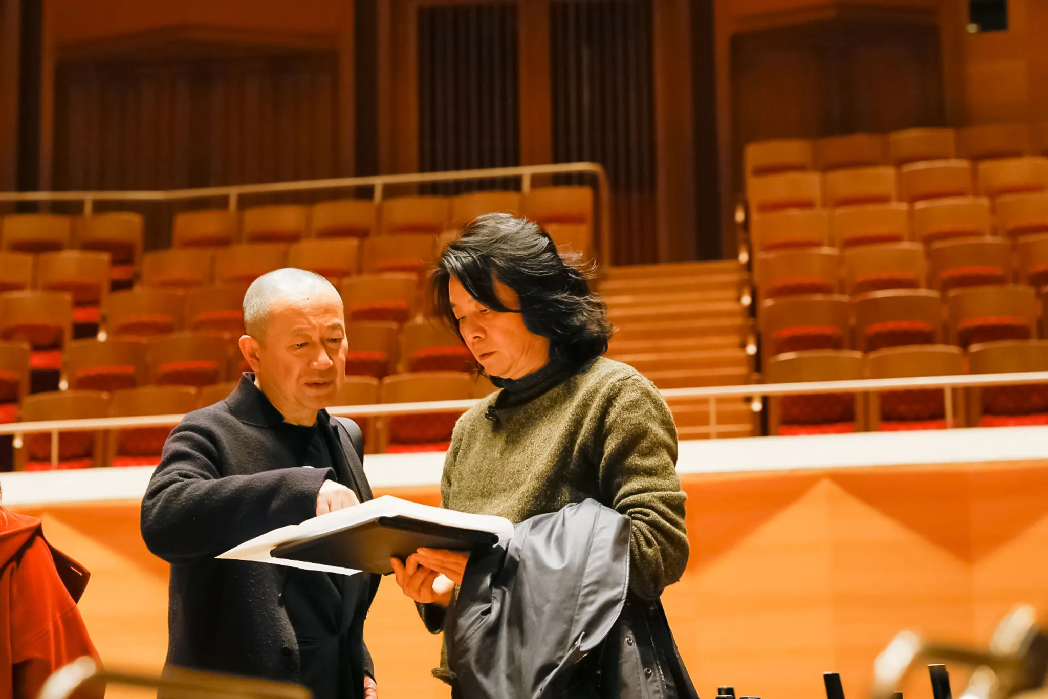 指揮も担う作曲者のタン・ドゥン（左）と演出を手掛けるシャーウッド・フー　(C)サントリーホール