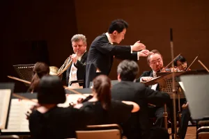 山形交響楽団の「さくらんぼコンサート」に、常任指揮者の阪哲朗とミュージック・パートナーのラデク・バボラークが登場