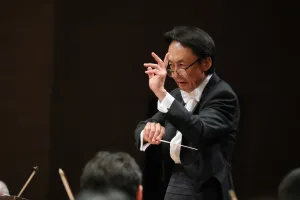 読響定期の指揮台に立った上岡敏之