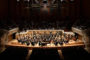 辻󠄀井伸行がソリストを務めたラフマニノフ「パガニーニの主題による狂詩曲」