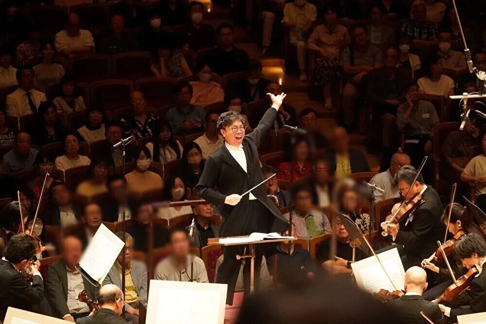 カーチュン・ウォンは巨大な音響を統率し、日本フィル創立70周年を飾る壮大な演奏を締めくくった