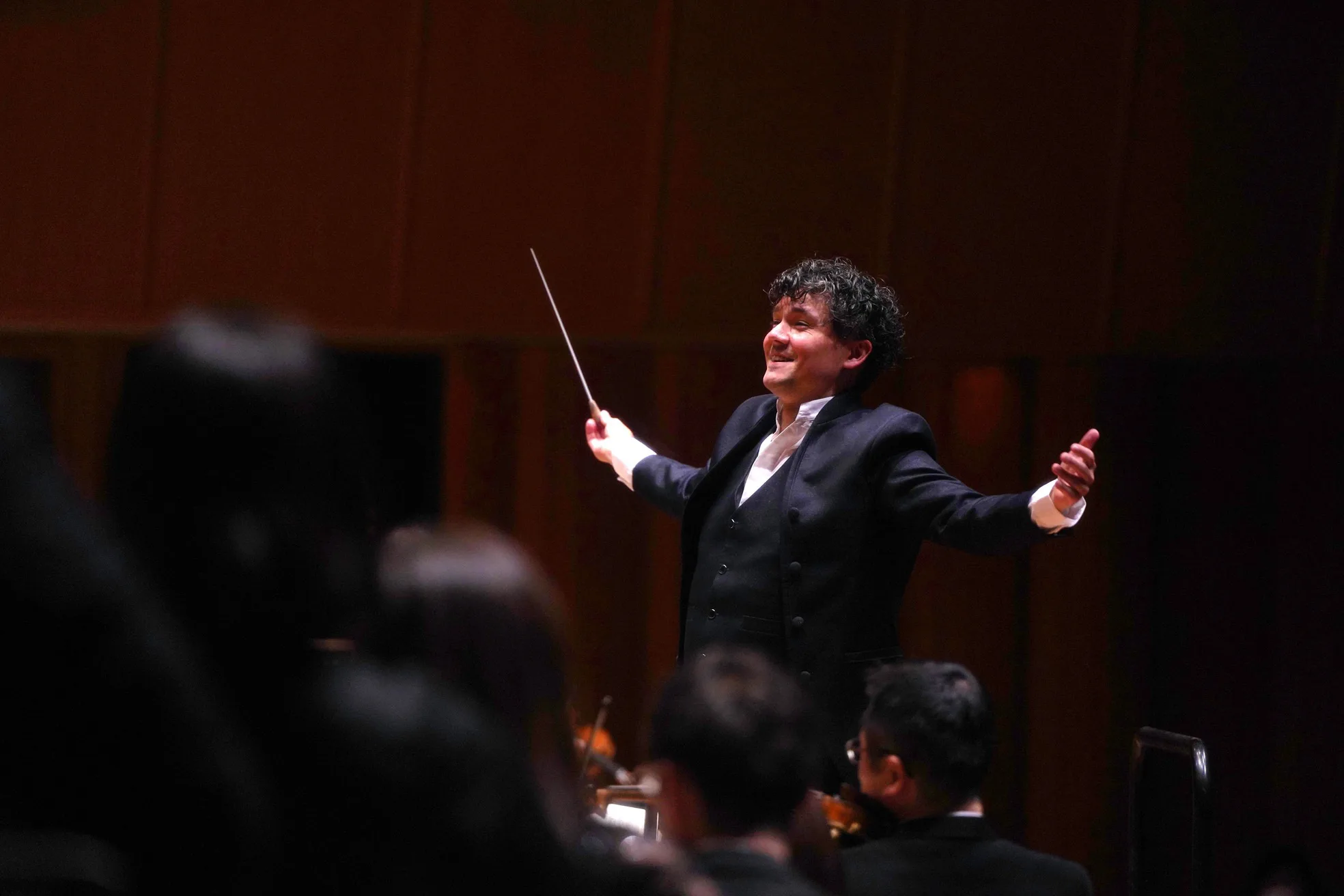 札響から繊細な演奏を引き出した首席指揮者グランディ
