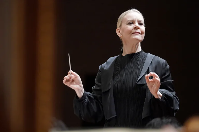 フィンランドの指揮者、スザンナ・マルッキが東京都交響楽団と初共演　写真提供／東京都交響楽団　©RikimaruHotta
