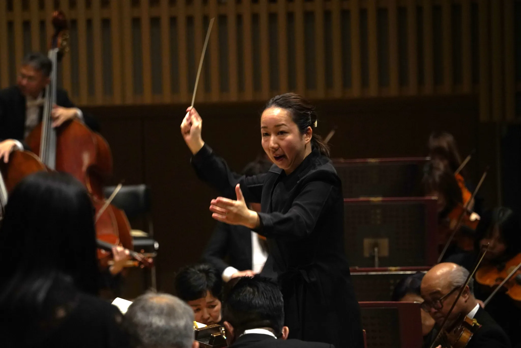 沖澤のどかが京都市交響楽団定期演奏会の指揮台に立つ　©京都市交響楽団