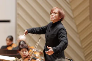 東京都交響楽団芸術顧問の大野和士が指揮台に立ち、オケと共に力演を聴かせた