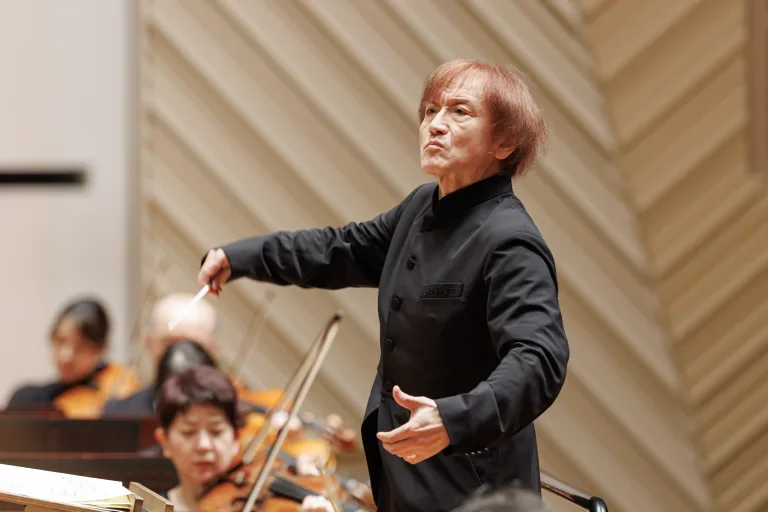 東京都交響楽団芸術顧問の大野和士が指揮台に立ち、オケと共に力演を聴かせた