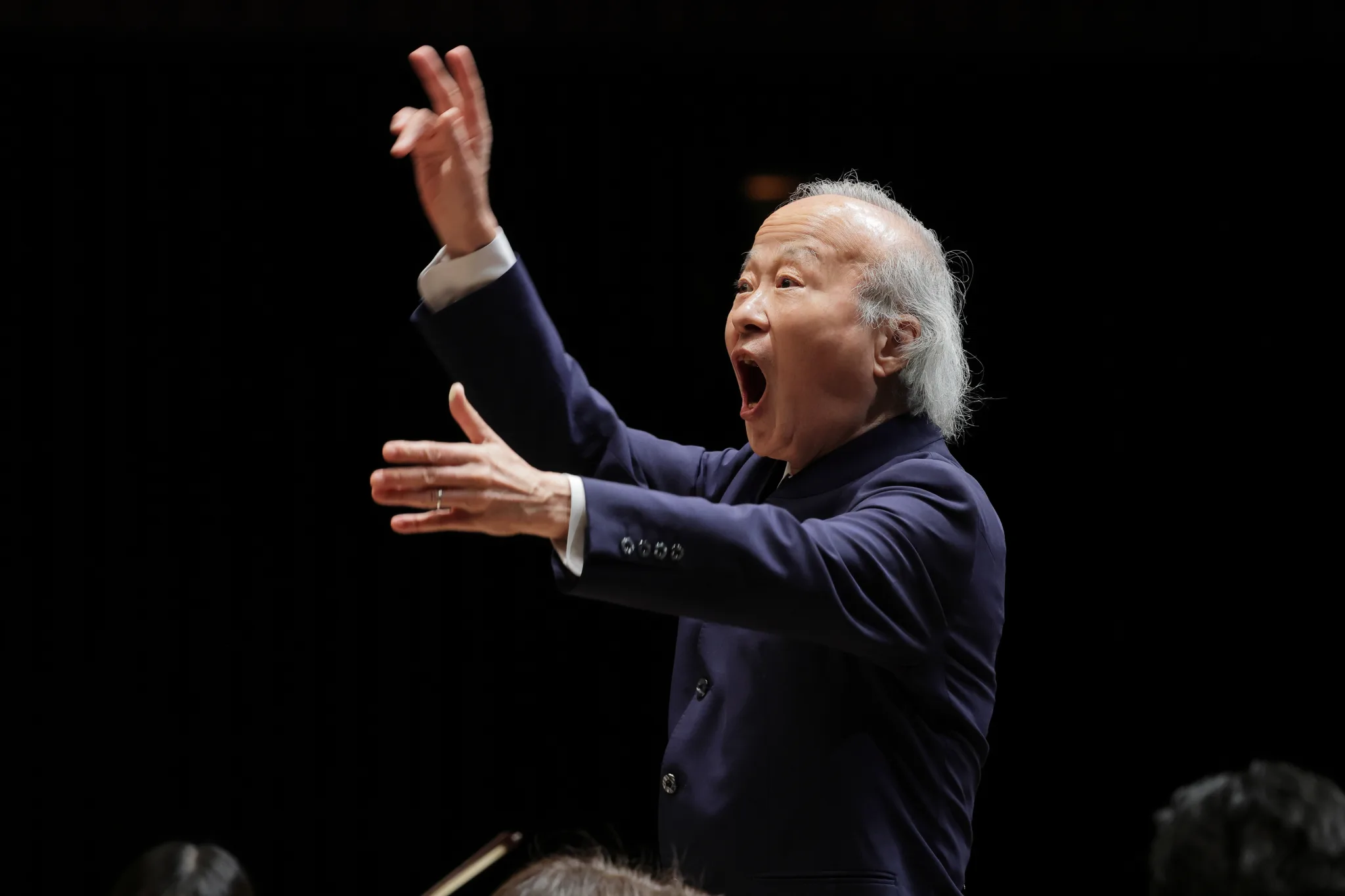 音楽監督・尾高忠明が登場。大阪フィルの記念すべき第600回定期演奏会で、ブラームスの「ドイツ・レクイエム」を披露した　（C）飯島隆