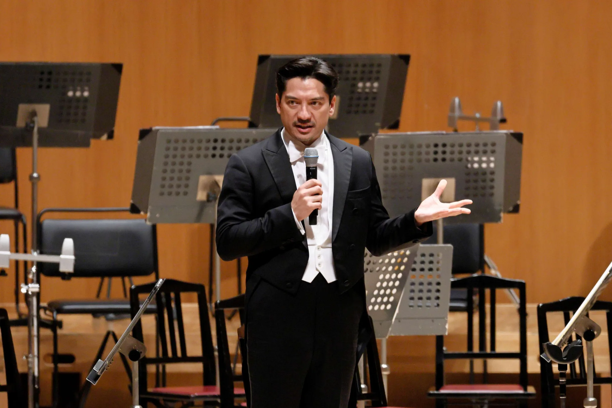 プレ・トークでフランスのオーケストラがブラームスの交響曲を演奏することの意義を語るユージン・ツィガーン