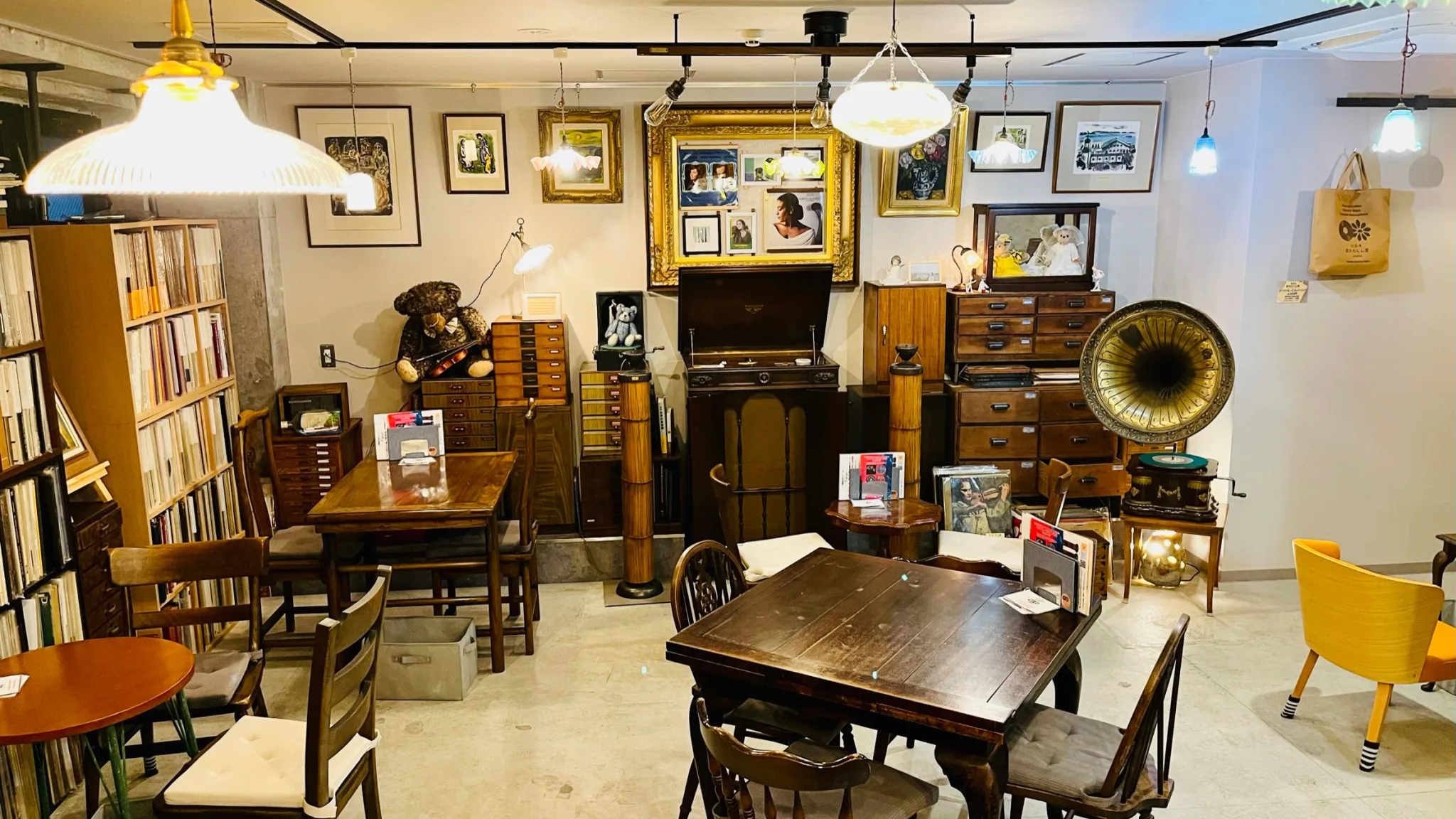 蓄音機やレコードに囲まれた「かふぇ あたらくしあ」の店内