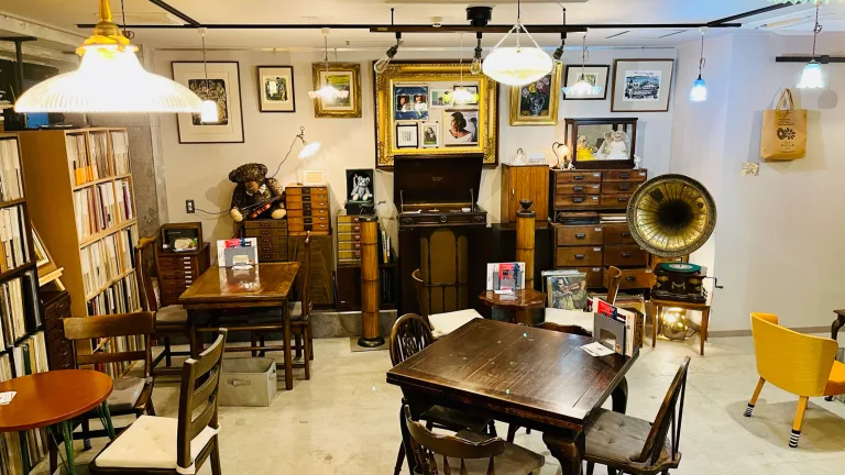 蓄音機やレコードに囲まれた「かふぇ あたらくしあ」の店内