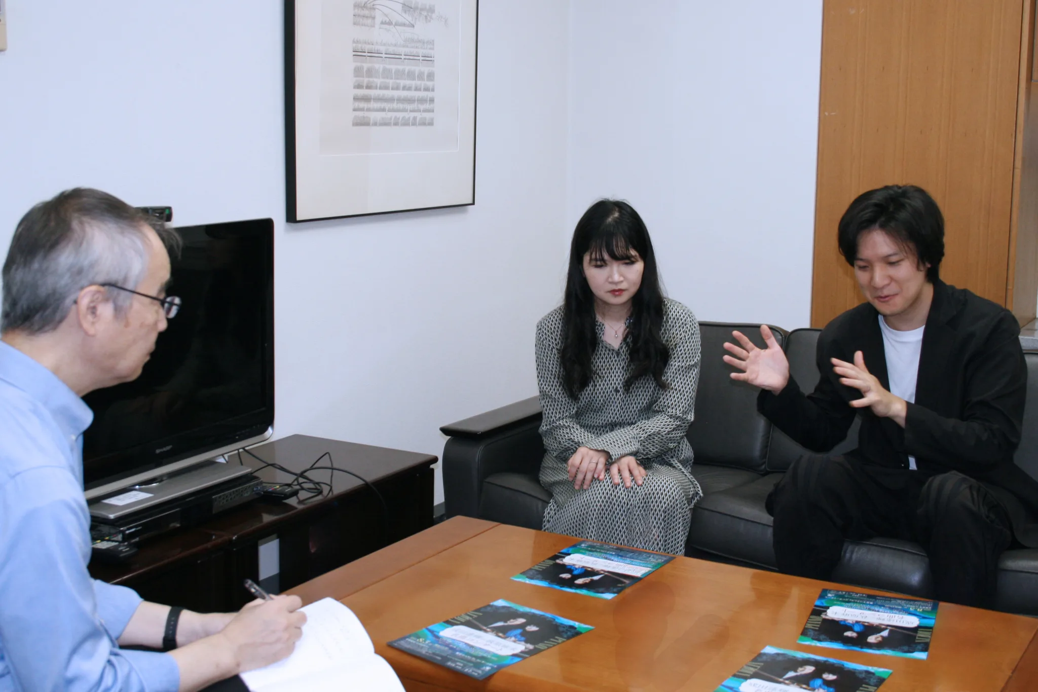 山田治生氏のインタビューに応える成田・萩原夫妻