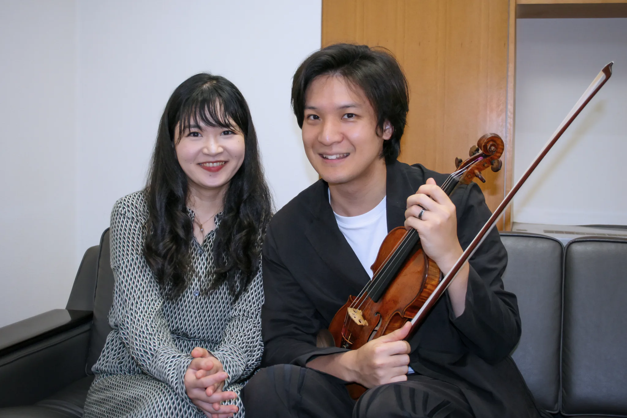 楽しい時間を過ごしてもらいたいとの思いで演奏する成田・萩原夫妻