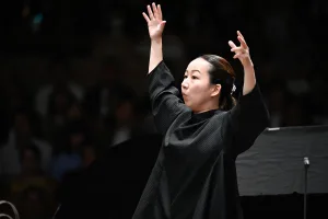 OMF首席客演指揮者・沖澤のどかがサイトウ・キネン・オーケストラ（SKO）とメシアンのトゥランガリーラ交響曲を披露した　🄫山田毅／2026OMF