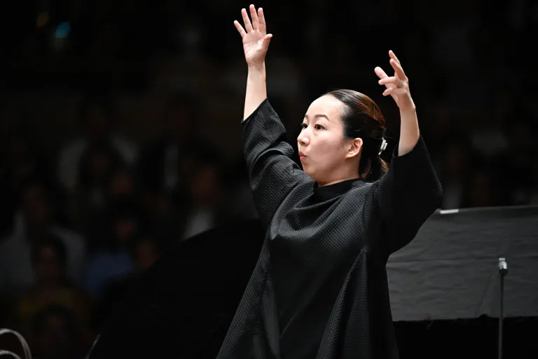OMF首席客演指揮者・沖澤のどかがサイトウ・キネン・オーケストラ（SKO）とメシアンのトゥランガリーラ交響曲を披露した　🄫山田毅／2026OMF