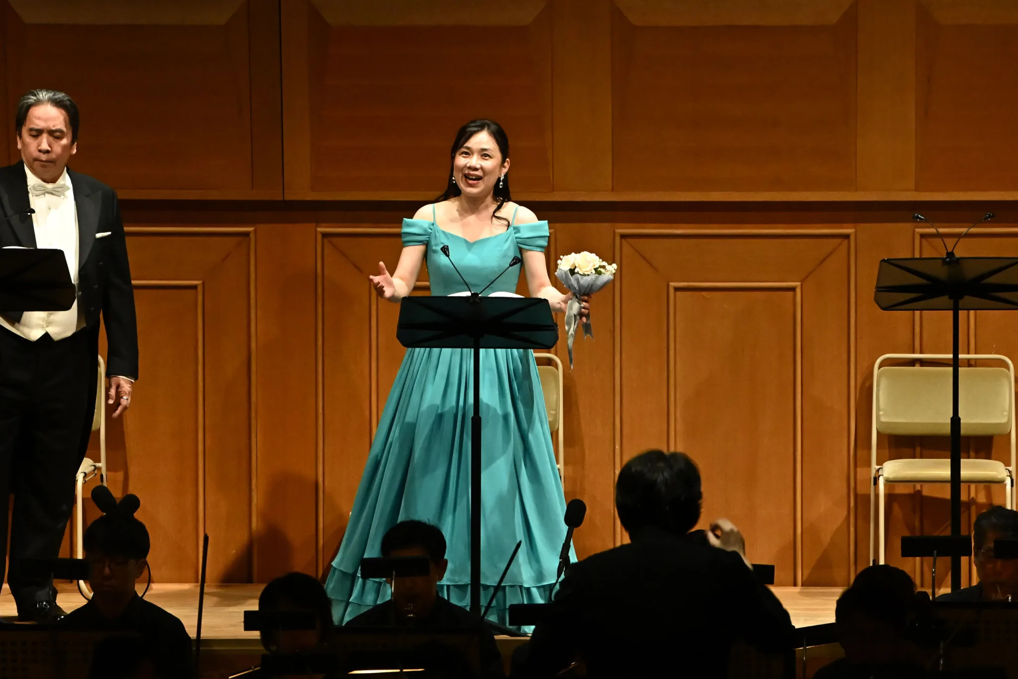 ソフィー役の石橋は、明るい声で天真爛漫さを表現した（写真左からアルベール役の甲斐栄次郎、石橋）　（c）樋川智昭