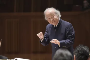 尾高忠明が指揮台に立ち、自身が初演した2曲とエルガーのエニグマ変奏曲を披露した　写真提供／東京都交響楽団　©RikimaruHotta