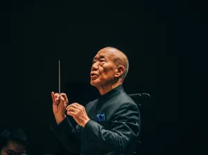 久石譲が指揮台に立ち、フィリップ・グラスの作品と日本初演となる自身の新作を披露した