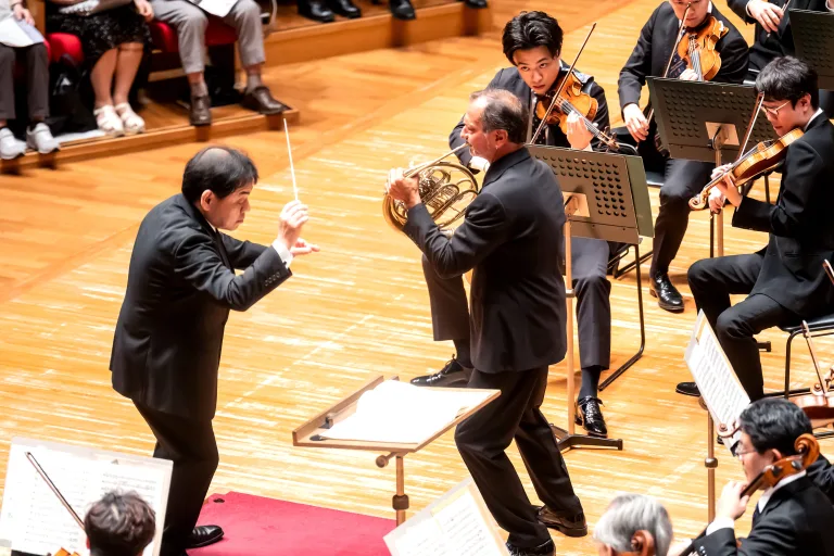 下野竜也指揮・NHK交響楽団が、ホルンをフィーチャーしたプログラムを披露した