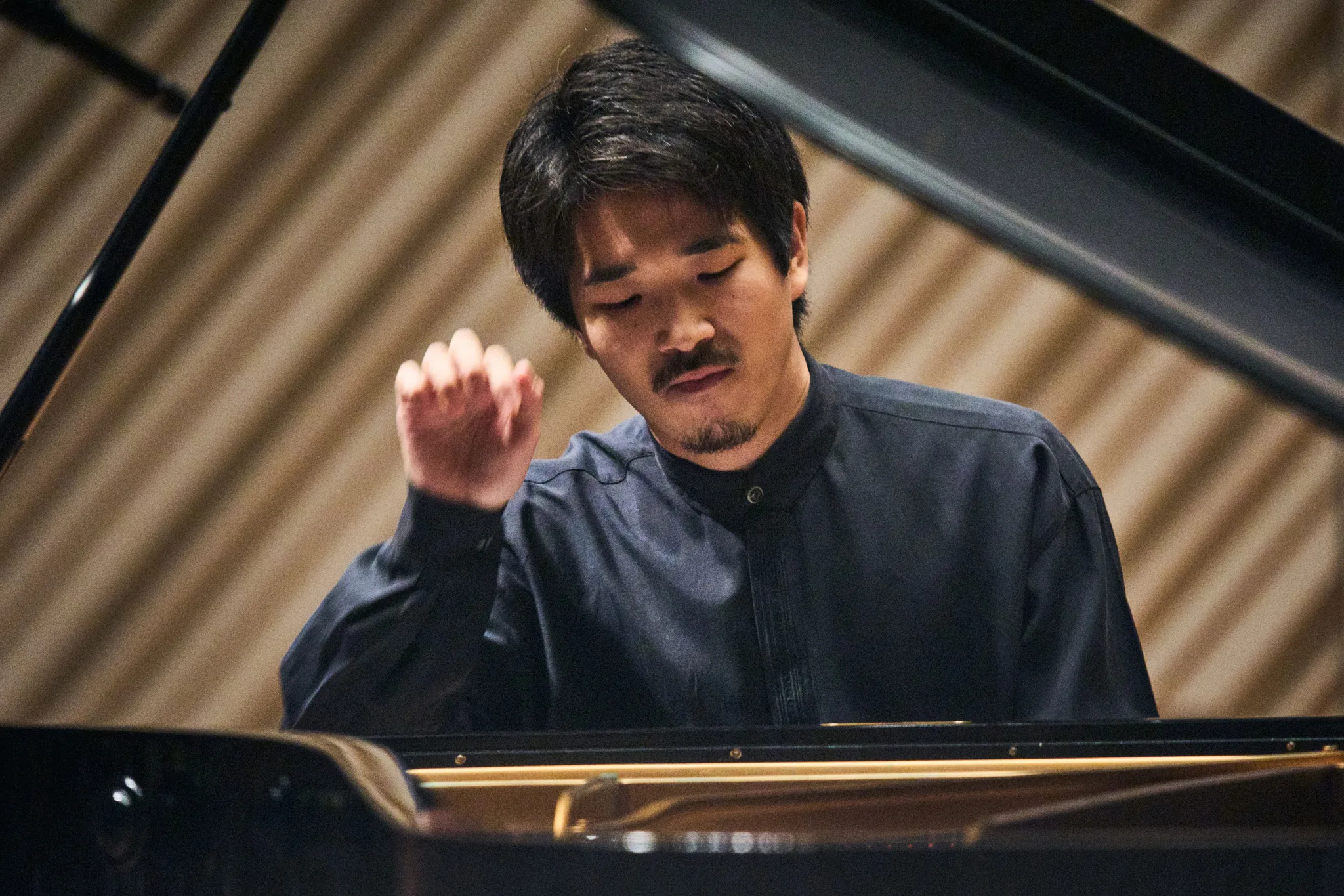 プロコフィエフのピアノ協奏曲第3番でソリストを務めた久末航は、落ち着いた音色で知性的な演奏を聴かせた