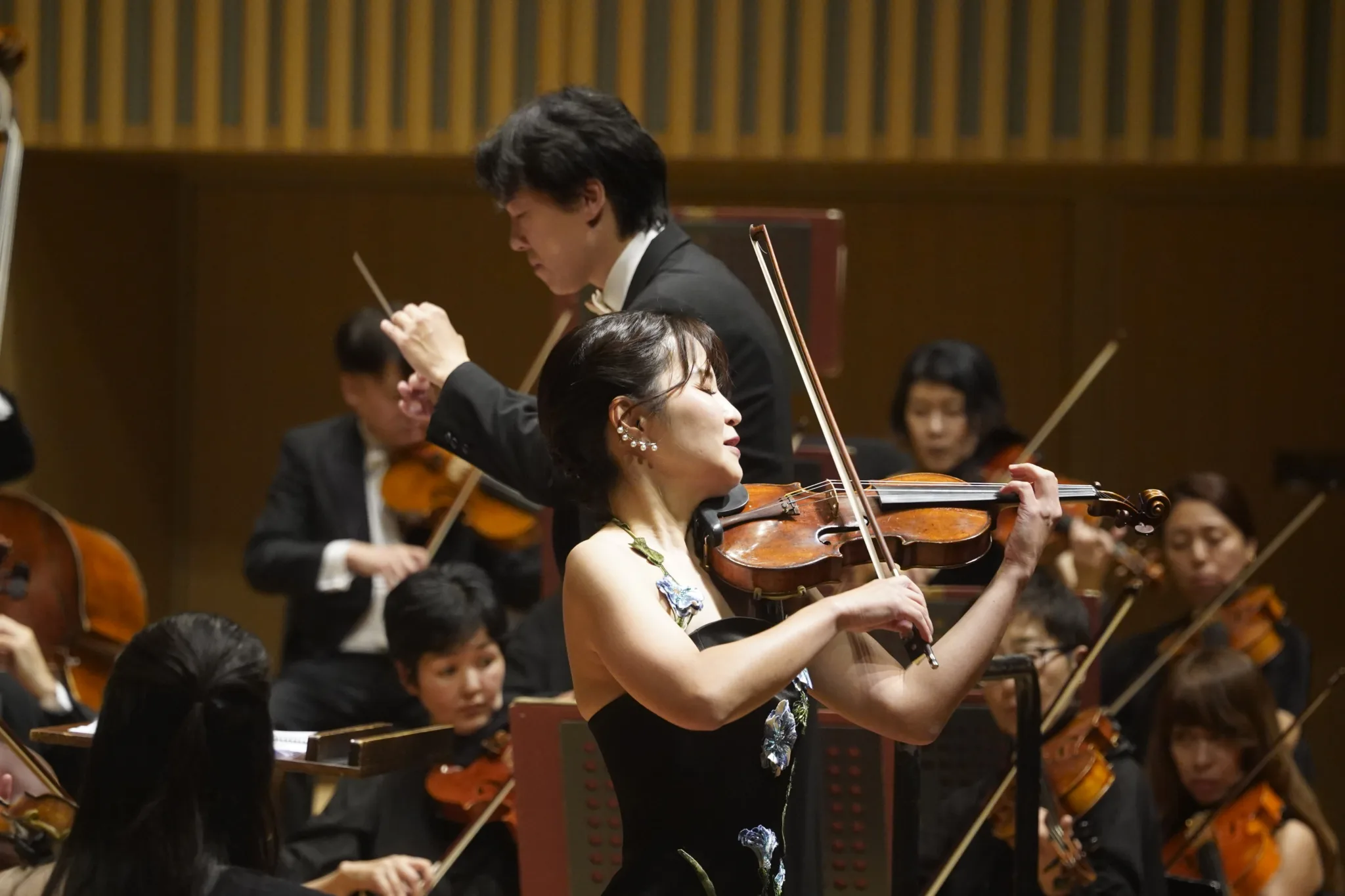 モーツァルトのヴァイオリン協奏曲第4番でソリストを務めた神尾真由子。圧巻のカデンツァを披露した　©京都市交響楽団