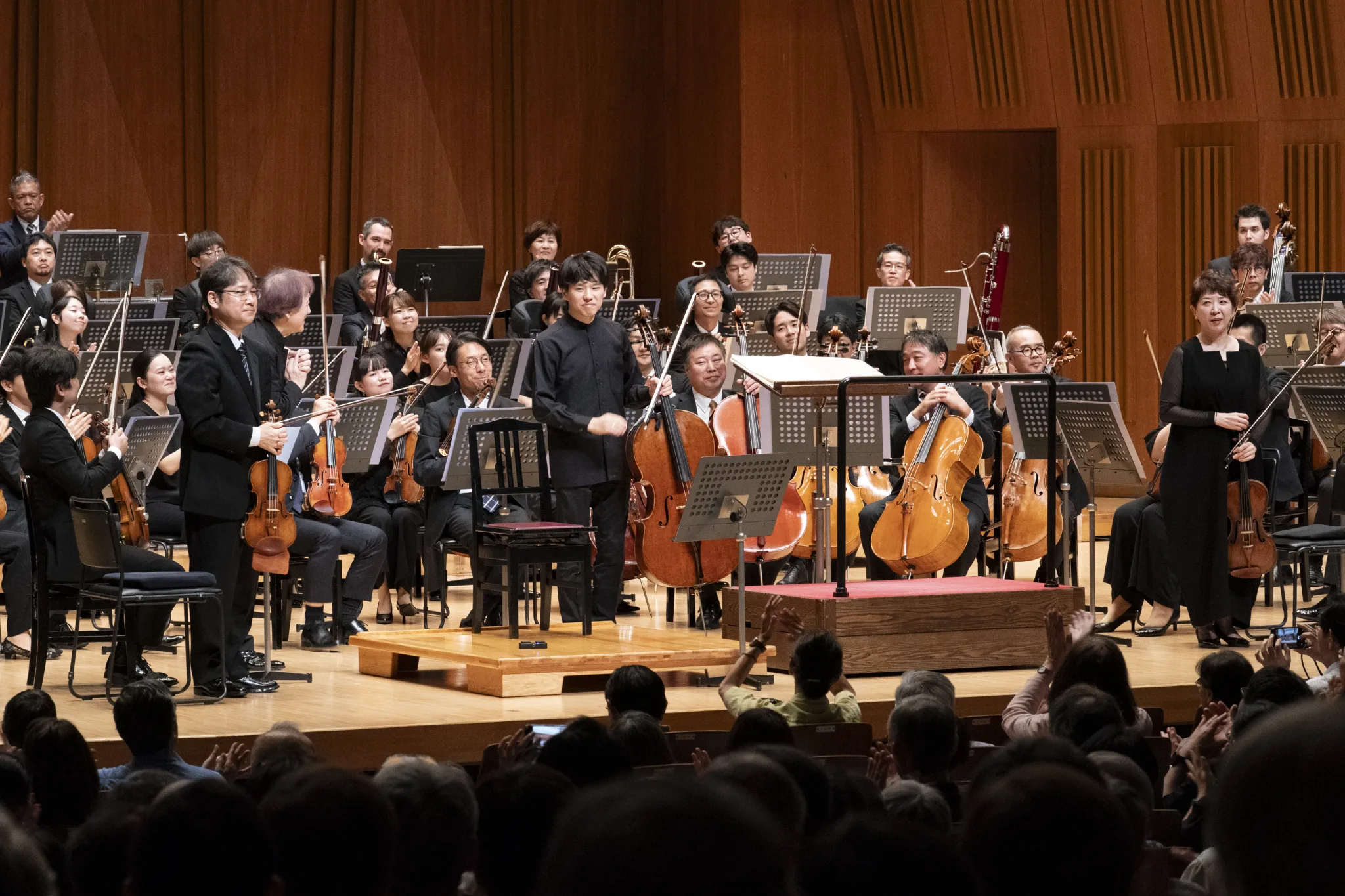 リヒャルト・シュトラウスの交響詩「ドン・キホーテ」ではチェロ首席の伊東裕（中央）、ヴィオラ首席の篠﨑友美（右）がソリストを務め、芳醇なオケとともに秀逸な演奏を聴かせた　※写真は9月3日（木）東京芸術劇場で行われた同内容公演より　写真提供／東京都交響楽団　©堀田力丸