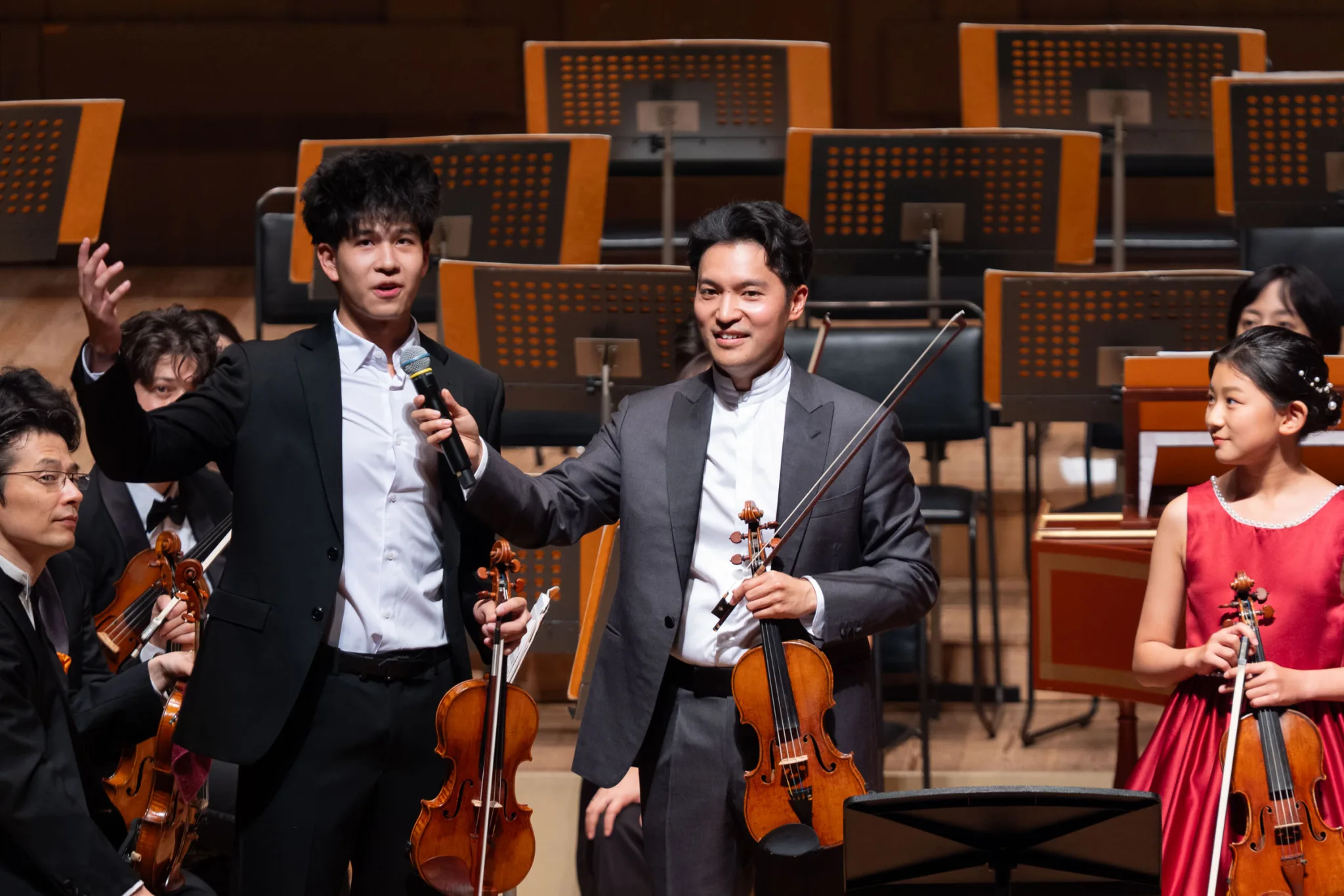 共演した3人からチェンへ感謝のスピーチ。一流ヴァイオリニストと同じステージに立った感動が伝えられた　（C）K.Miura
