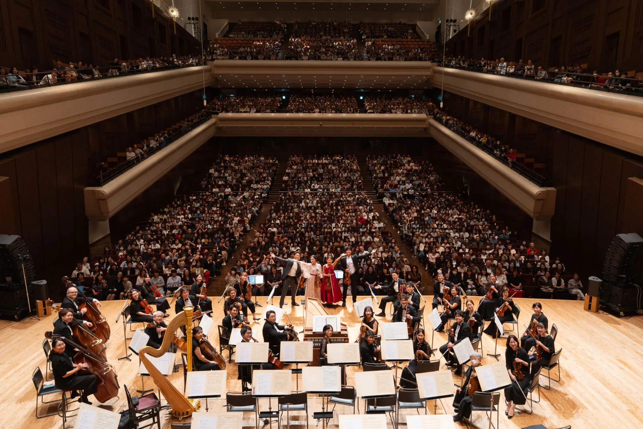 最後は会場とステージが一体となり、記念撮影。世代を超えて音楽家同士が出会う熱気が会場を包んだ　（C）K.Miura
