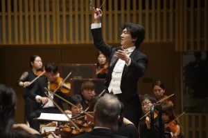 京都市交響楽団と共演を重ねてきたリオ・クオクマンが指揮台に立った　©京都市交響楽団