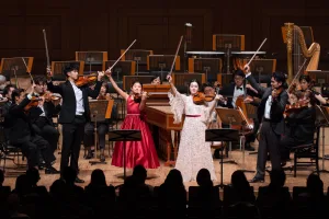 レイ・チェンとオーディションのファイナリストが競演。写真左からウィンストン・ウー、小椋かのん、ガブリエル・チャン（C）K.Miura