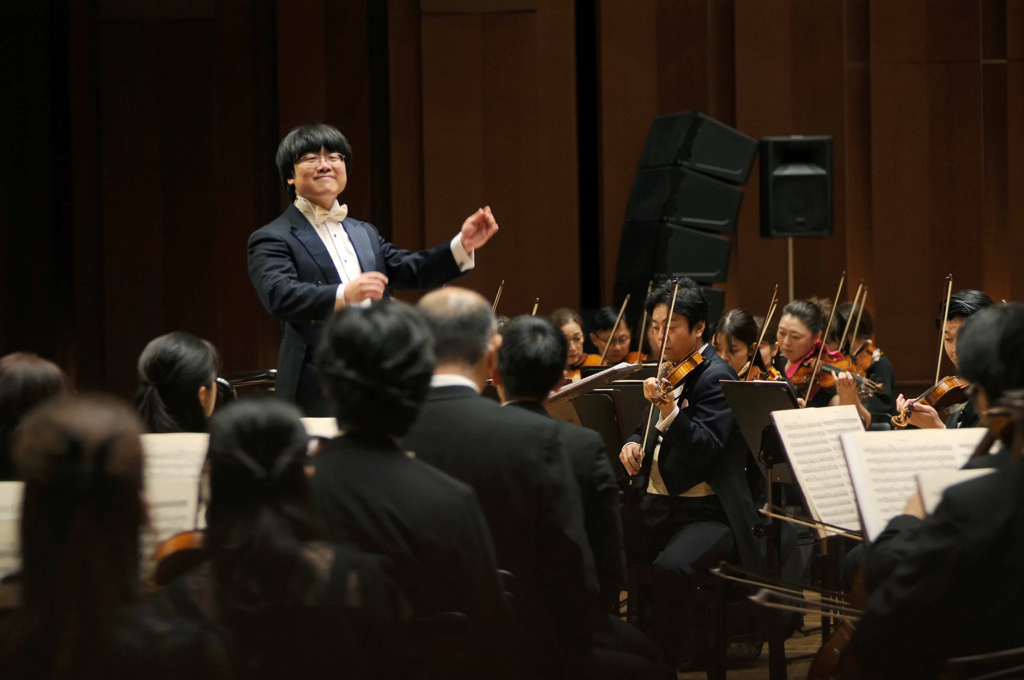 九州交響楽団の首席指揮者、太田弦が指揮台に立った