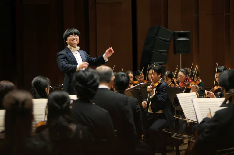 九州交響楽団の首席指揮者、太田弦が指揮台に立った