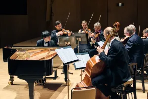 ピアニストの亀井聖矢が、フィルハーモニー・カメラータ・ベルリンと自作曲を披露した