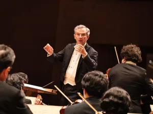 NHK交響楽団の首席指揮者ファビオ・ルイージが指揮台に立ち、ドイツ・ロマン派の王道プログラムを披露した