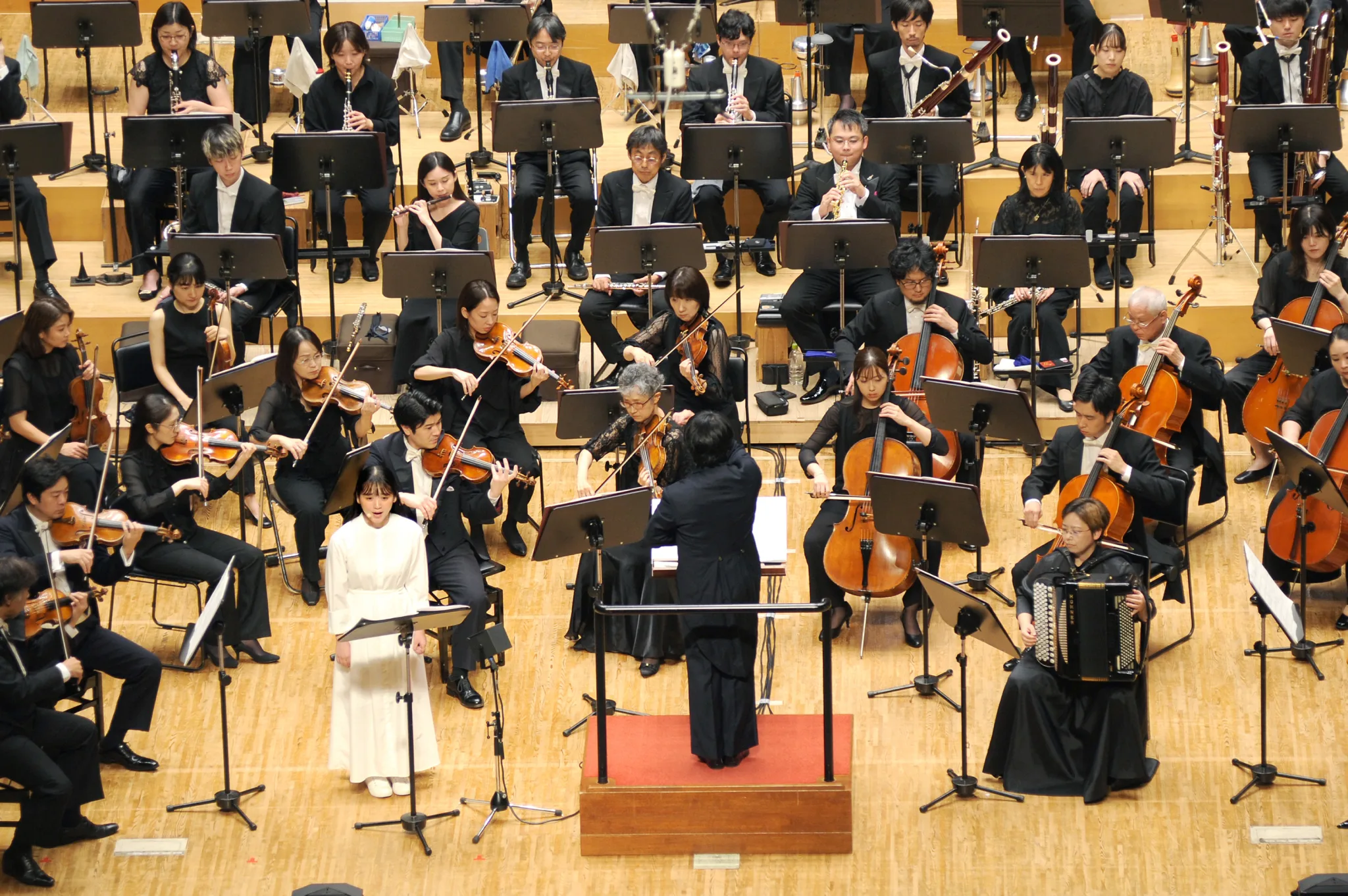 前半は、武満徹の「系図」―若い人たちのための音楽詩。地元福岡の若手俳優でタレントの林桜心が朗読を務めた
