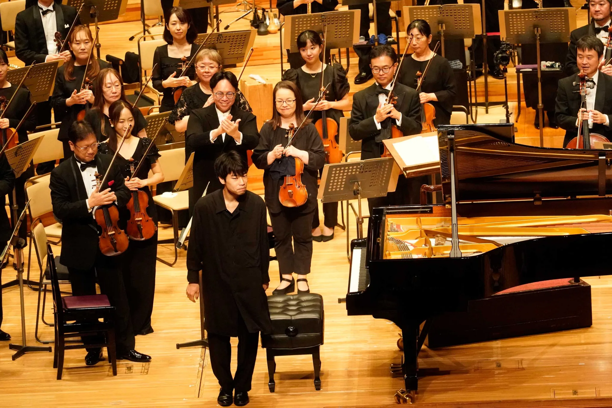 チャイコフスキーのピアノ協奏曲第1番でソリストを務めた務川慧悟　Ⓒ山口敦