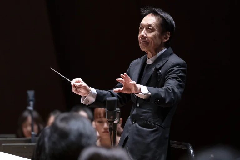 指揮台に立った上岡敏之　(C)堀田力丸