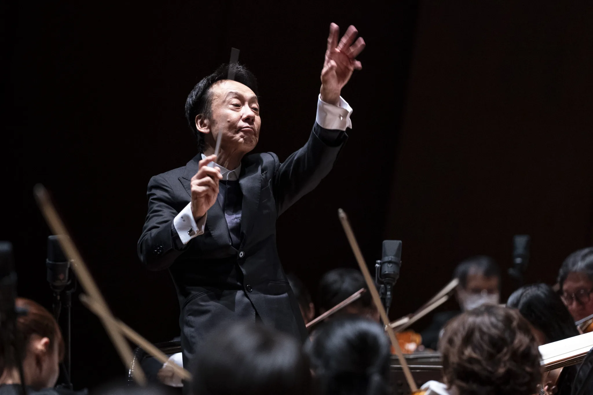 大編成の新日本フィルを率いる上岡は、実に念入りに音楽を紡ぐ　(C)堀田力丸