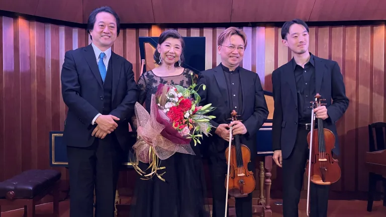 終演後、万雷の喝采を集めた出演者たち。（左から）村上寿昭（ピアノ・チェンバロ）、小山由美（メゾソプラノ）、上田博司（ヴァイオリン）、鵜飼哲（ヴァイオリン）